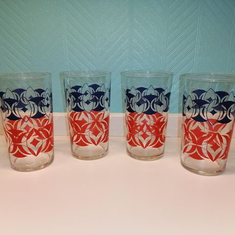 Vintage vannglass med rød og blå dekor