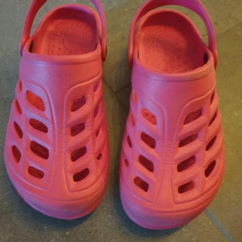 Crocks, str 36, knapt brukt, kr 50