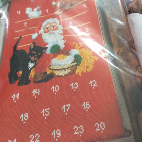 Vakker, detaljert og håndbrodert jule kalender. 38x60cm