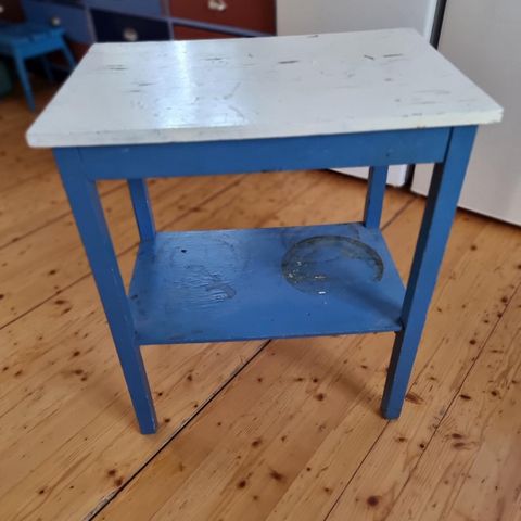 Vintage bord av tre (70cm høy, 60cm bred, 40cm dyp)