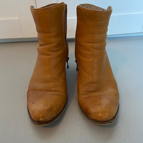 Ladies vintage leather ankle boots. Size 40. Beige.