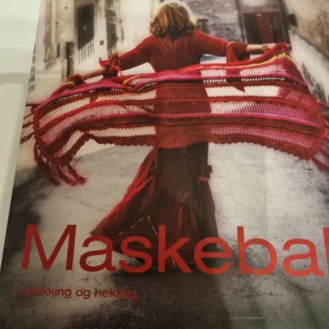 Maskeball av Tine Solheim  - Strikking og hekling