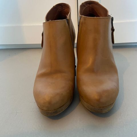 Ladies beige leather ankle boots. Size 40. Made in Italy.