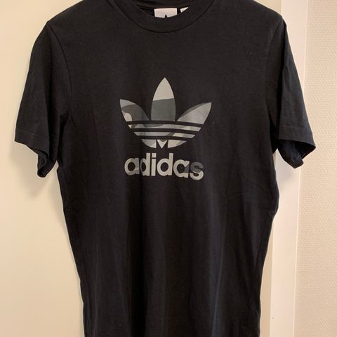 Adidas t-skjorter selges | Størrelse: Small | 100,- pr. stk.