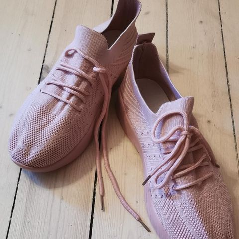 Helt nye kule og behagelige rosa sko strl.38