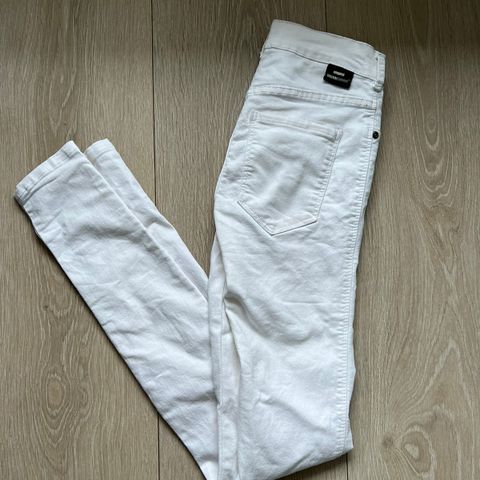 Hvit bukse fra dr denim, lite brukt str S. Skinny jeans.