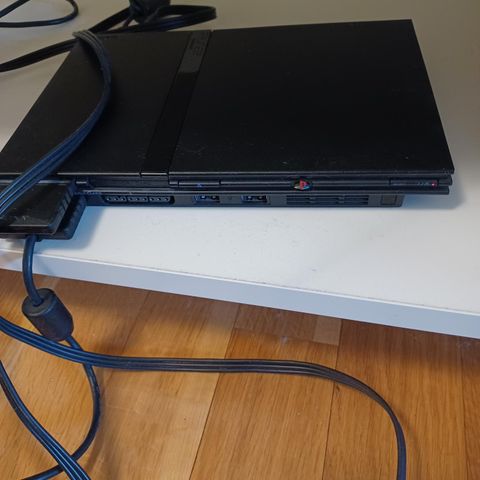 Playstation 2 med 1 kontroll og nødvendige kabler