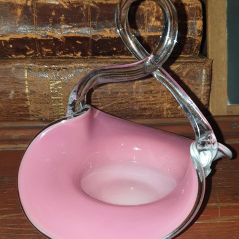 Nydelig eldre rosa glasskål/ bolle med hank