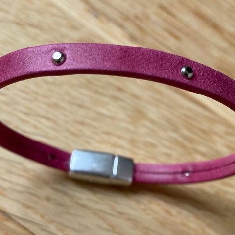 Armbånd, rosa skinn, sølvbelagt lås/pynt.