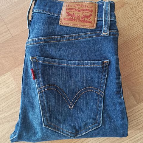 Pen Levis jeans selges