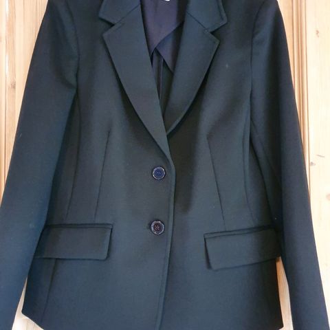 Blazer med fòr fra Alba Moda. ubrukt. str. 40 og 44.