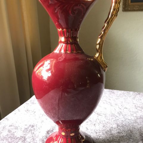 Artig retro vase i vinrød og gull signert