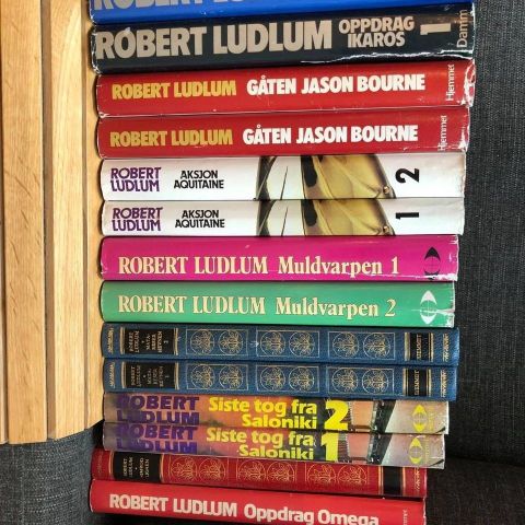 Krimbøker av Robert Ludlum for eks Gåten Jason Bourne