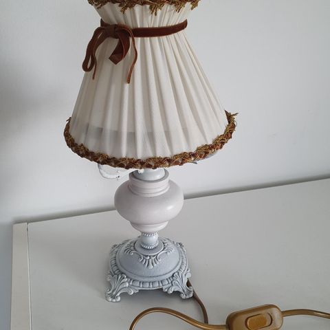 Vakkert  Retro bordlampe