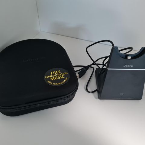 Jabra Evolve 75 med etui, USB plugg, USB ledning og docking