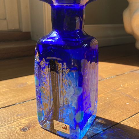 SIGNERT GLASS VASE FRA ATELIER BERANEK