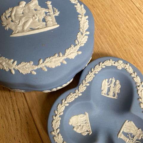 Wedgwood liten skål og skål med lokk i original emballasje 