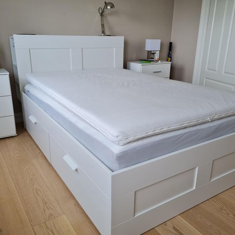Nesten ny IKEA seng med gavel,madrass og over madrass .