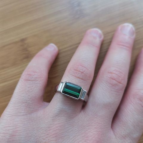 18 k Gullring med diamanter og tourmaline