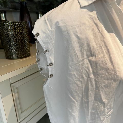 Hvit kortermet skjorte fra Mango