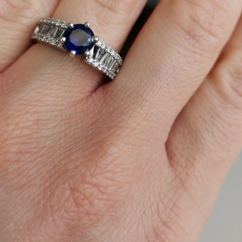 Gull ring med diamanter og safir