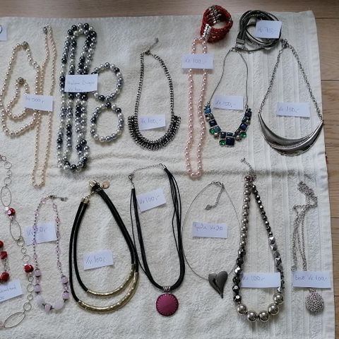 Diverse smykker, halskjeder og armbånd selges