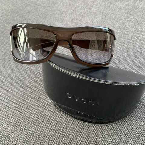 Gucci solbriller med originalt skinnetiu