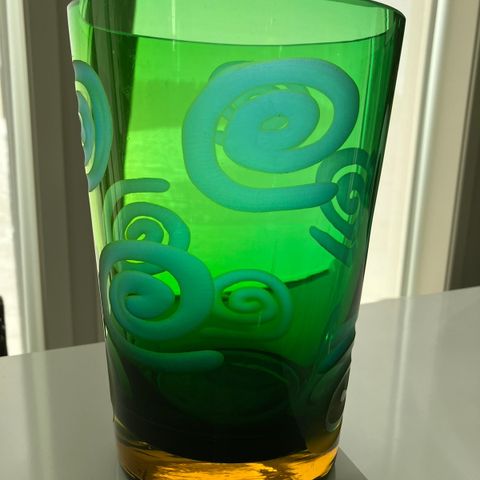 Vase, grønn med mønster, glass