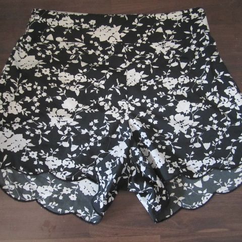 Scallop shorts m/ blomster mønster