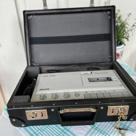 Philips AAC 7000 kasettspiller m/ koffert. Fungerer perfekt.