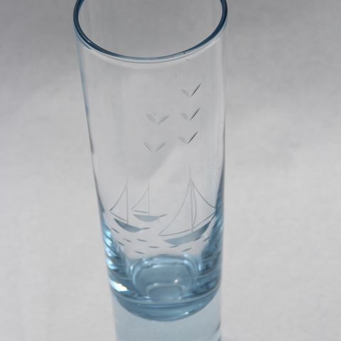 Randsfjordglass vase med seilbåt motiv