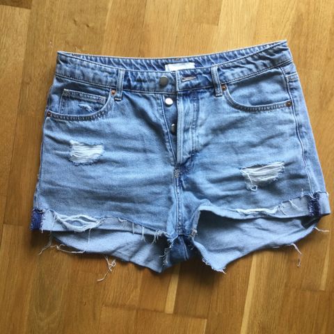 trendy denimshorts, m knapper og hull