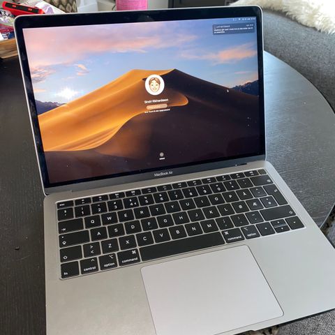 Macbook Air Stellargrå 2019 128 GB - ORIGINALPRIS 11999,-