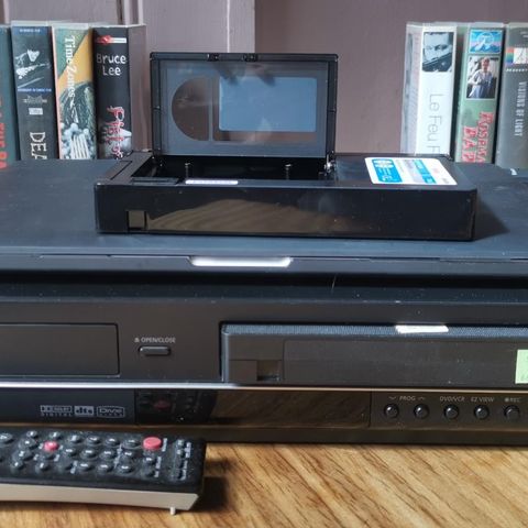 VHS spiller; Camcorders HI-8 / Video-8, MiniDV / HDV til leie. Digitalisering.
