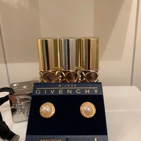 Givenchy Ørepynt med logo rundt perle NY/Ubrukt