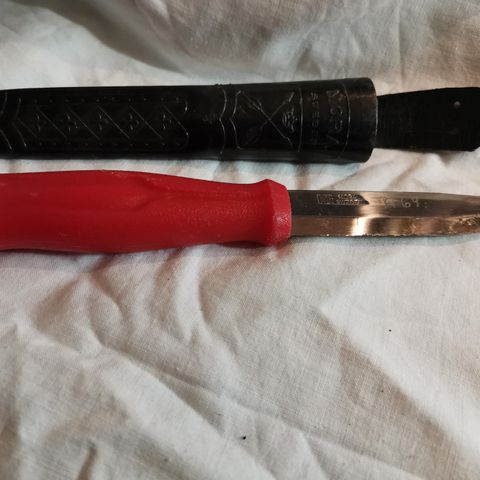 Eldre mora kniv KI   med plastslire (uoriginalt)