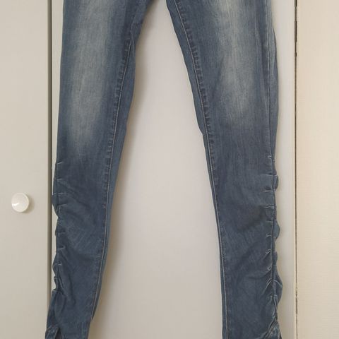 Fint jeans framstår som ny i størrelse M