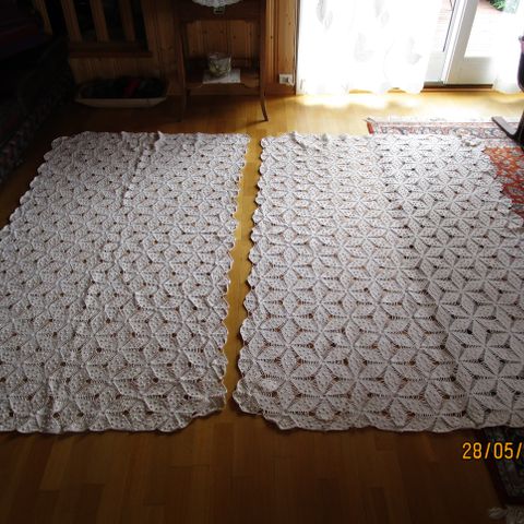 Offwhite 2 nye heklede sengetepper eller duker.  2,10 x 1,4 og 2,10 x 1,3 m.