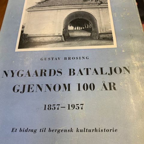 BROSING, GUSTAV sin bok NYGAARDS BATALJON GJENNOM 100 ÅR til salgs.