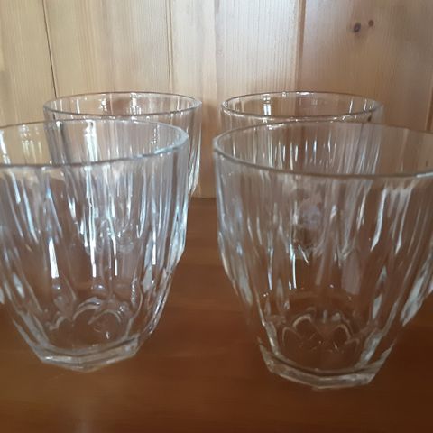 4 fasettslipte drikkeglass / dessertglass