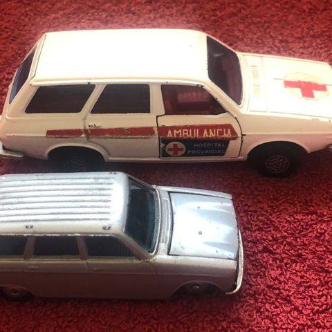 Guisval Renault 12 TS, scale 1:36 og Metosul Peugeot 304 Break scale 1:43