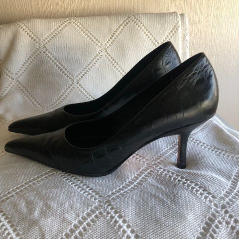 Buffalo skinn pumps. Str 38.  Kr 250lite brukt