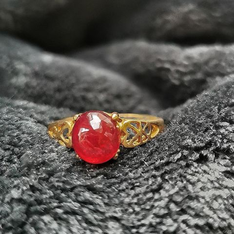 Nydelig gullforgylt ring med rubin