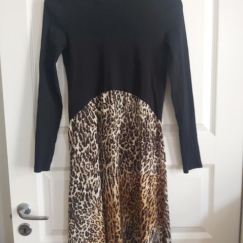 ZARA. Kul todelt Sort. Leopard mønster kjole.