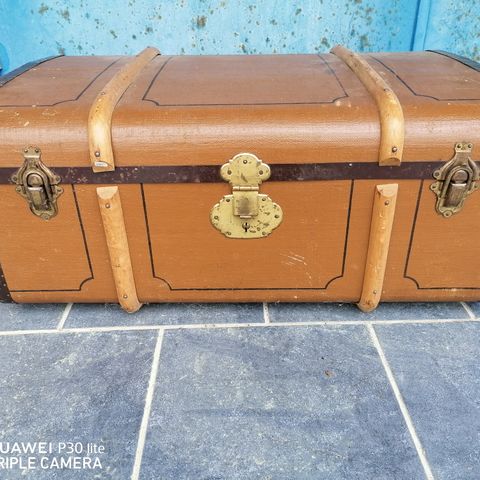 Fin gammel kuffert, kan brukes som bord