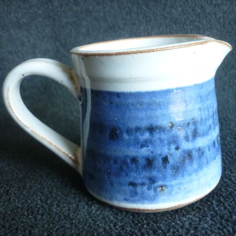 Keramikk mugge med hank og tut fra Lhionih signert U.T.