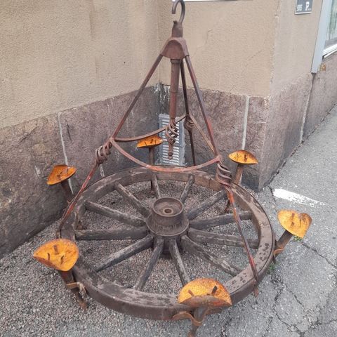 Hengende Hjul lampe veldig rustic perfect til Jeanstore Bar Ny Pris.