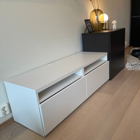 Hvit bestå tv-benk fra IKEA selges