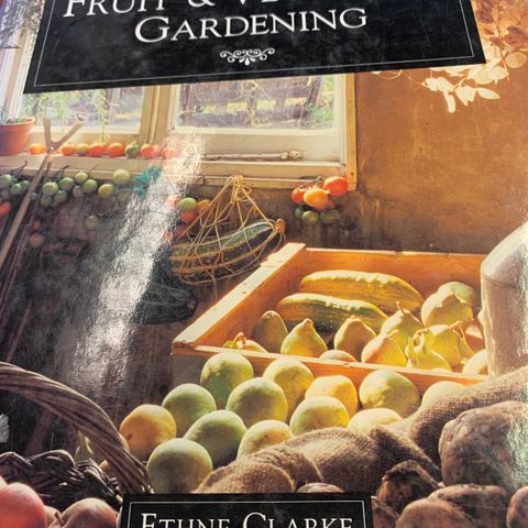 Ethne Clark, Fruit and Vegetable Gardening til salgs.