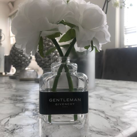 vase av parfymeflaske GIVENCHY